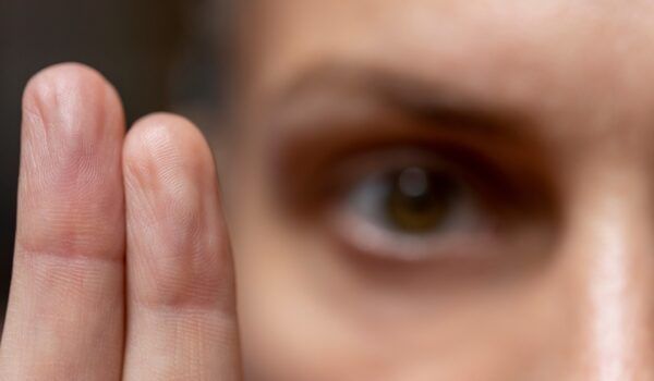 Mujer en sesión de Terapia EMDR para sanar el trauma complejo.