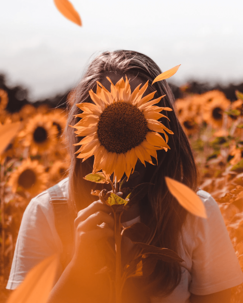 Mujer reflexionando, simbolizando el impacto del trauma en mujeres neurodivergentes