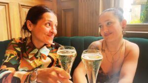 Eventos sociales y mujeres neurodivergentes: por qué agotan y cómo cuidarte sin forzarte