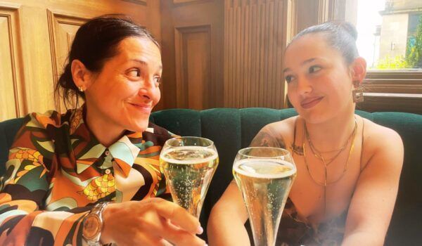 Eventos sociales y mujeres neurodivergentes: por qué agotan y cómo cuidarte sin forzarte